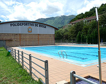 Public swimming pool and town sports centre at 150m. 