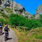 Vista de la Senda del Oso en Asturias, con bicis y naturaleza