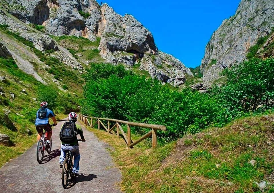 Vista de la Senda del Oso en Asturias, con bicis y naturaleza