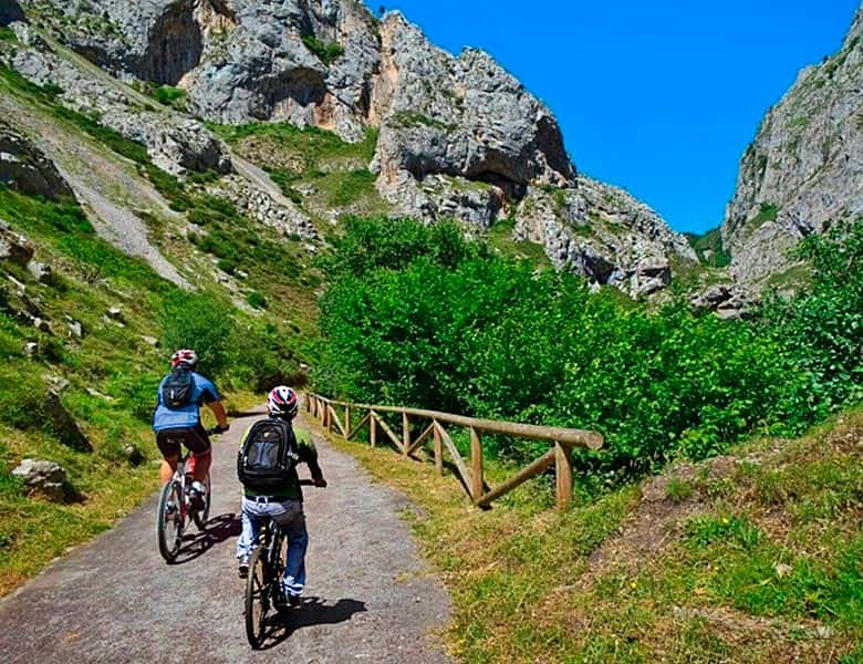 Vista de la Senda del Oso en Asturias, con bicis y naturaleza